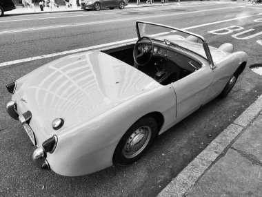 New York City, ABD - 06 Ağustos 2023: Austin Healey Sprite 1960 model üstü açılı spor araba.