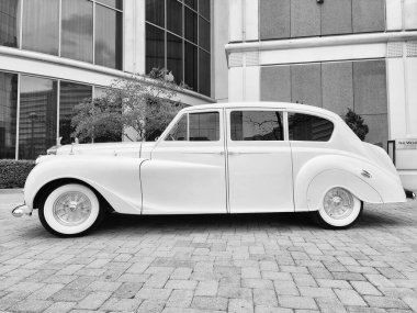 New York, ABD - 21 Nisan, 2024 Rolls Royce Austin Prensesi antika klasik limuzin dışarıda park edilmiş, yan görüş.