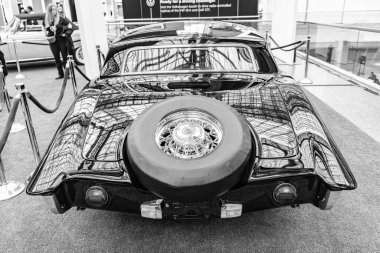 New York City, ABD - 27 Mart 2024: 1971 Stutz Blackhawk eski otomobil New York Uluslararası Otomobil Fuarı, arka görüş.
