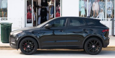Miami, Florida, ABD - 17 Aralık 2024: 2018 Jaguar E-PACE geçiş aracı. Jaguar E-PACE tipi lüks bir araba. Jaguar 'ın arabası dışarıda park edilmiş. Jaguar siyah rengi, kenar görünümü.
