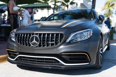 Miami, Florida, ABD - 06 Aralık 2024 Mercedes Benz C 2023 arabası. Mercedes Benz C V8 biturbo tipi lüks bir araba. Mercedes Benz 'in arabası dışarıda park edilmiş. Mercedes Benz C, ön manzara..