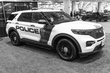 New York City, ABD - 27 Mart 2024: Ford Explorer MTA polis arabası New York Uluslararası Otomobil Fuarı, yan görüş.