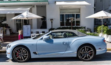 Miami, Florida, ABD - 23 Kasım 2024: Bentley Continental GT 2020 üstü açılabilir fastback coupe. Bentley Continental GT tipi lüks bir araba. Bentley 'in arabası dışarıda. Bentley Continental, köşe manzaralı.
