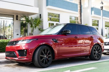 Miami, Florida, ABD - 17 Aralık 2024: 2019 Land Rover Range spor arabası. Land Rover 'ın lüks spor arabası. Range Rover 'ın arabası. Kırmızı renk. Dışarıya park edilmiş..