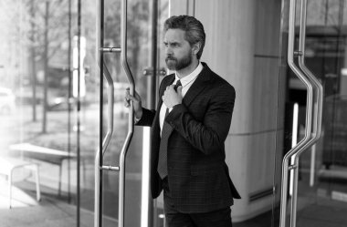 İş adamı. Başarılı bir iş adamı ofise giriyor. Ofis kapısında yetişkin bir girişimci. Takım elbiseli İspanyol işadamı ofis binasını terk ediyor. Patron ofisten ayrılıyor. Şirket işi..
