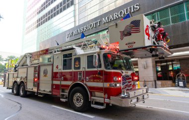 Miami, Florida, ABD - 01 Aralık 2024: İtfaiye aracı. Miami 'de itfaiye. Dışarıda büyük bir itfaiye aracı var. İtfaiye aracı, köşe manzaralı. İtfaiye aracının paspası. Acil itfaiye..