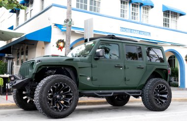 Miami, Florida, ABD - 07 Aralık 2024 Jeep Wrangler 'ın lüks SUV arabası. Jeep Wrangler 'ın arabası yolda. Jeep Wrangler, yan görüş. Jeep Wrangler SUV arabası.