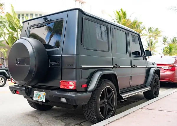Miami, Florida, ABD - 16 Aralık 2024: siyah Mercedes Benz G 2018 SUV pikap. Mercedes Benz G tipi bir SUV kamyonet. Mercedes Benz 'in arabası dışarıda park edilmiş. Mercedes Benz G, köşe görünümü.