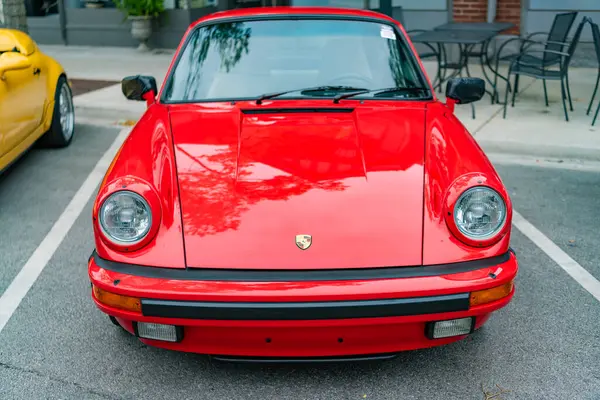 Chicago, Illinois - 29 Eylül 2024: Porsche 911 Carrera Coupe yolda. Porsche 911 Carrera Coupe kırmızısı. Porsche 911 Carrera Coupe Chicago 'da.