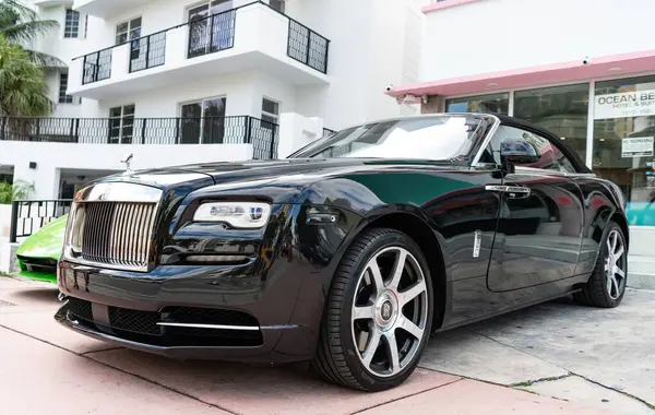 Miami, Florida, ABD - 16 Kasım 2024: Rolls Royce Dawn 2017 üstü açık araba. Rolls Royce Dawn modelinin üstü açık siyah arabası. Rolls Royce 'un arabası dışarıda park edilmiş. Rolls Royce, köşe manzaralı..