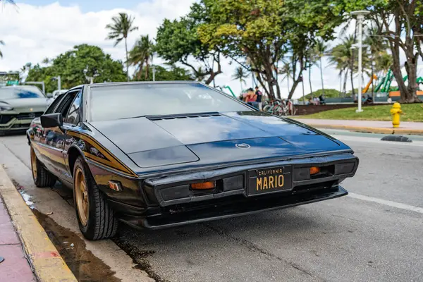 Miami, Florida, ABD - 08 Aralık 2024: Klasik siyah Lotus Esprit spor arabası. Lotus Esprit 'in lüks spor arabası. Lotus Esprit 'in arabası dışarıda park edilmiş. Lotus Esprit aracı, köşe görüş..