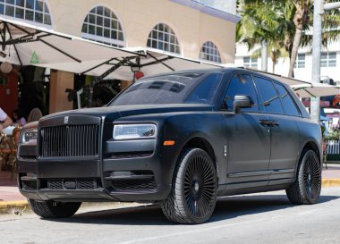 Miami, Florida, ABD - 06 Aralık 2024 Rolls Royce Cullinan 2024 çapraz otomobil. Rolls Royce Cullinan 'ın çapraz arabası. Araba Rolls Royce Cullinan dışarı park etmiş. Rolls Royce Cullinan, köşe manzaralı..