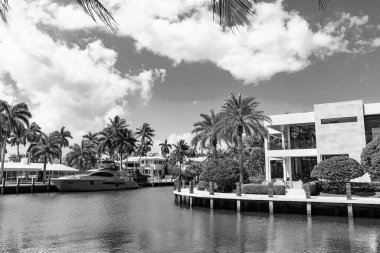 Villa ile birlikte denizde geçirdiğimiz yaz tatilinin tadını çıkarıyorum. Bir sürat teknesiyle yaz tatili. Yaz tatili. Yat teknesi. Lüks bir yatta yaz tatili. Yaz tatili.