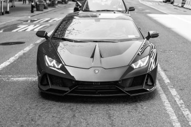 New York City, ABD - 28 Nisan 2024: Lamborghini Huracan EVO LP 640-4 Performante spor araba, ön manzara.