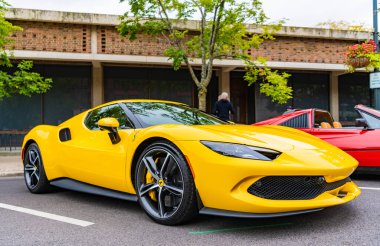 Chicago, Illinois - 29 Eylül 2024: Ferrari 296 GTS veya GTB sarı renk. Ferrari 296 GTS ya da GTB caddeye park etmiş. Köşeden bak. Lüks Ferrari 296 GTS veya Chicago 'da GTB