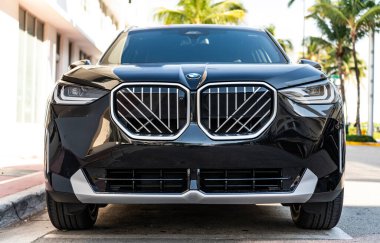 Miami, Florida, ABD - 21 Kasım 2024: 2025 BMW X3 çapraz otomobil. Lüks araç BMW X3 tipi. Araba BMW X3 dışarıda park edilmiş. siyah BMW X3, ön görünüm.