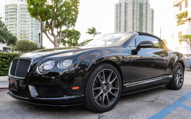 Miami, Florida, ABD - 08 Aralık 2024: 2015 Bentley Continental GT V8 üstü açık araba. Lüks Bentley Continental GT V8. Bentley Continental 'in arabası dışarıda park edilmiş. siyah Bentley Continental, köşe