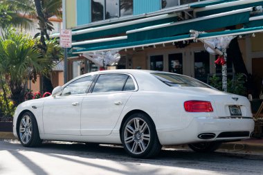 Miami, Florida, ABD - 17 Aralık 2024: 2016 Bentley Flying Spur Vur Sedan Car. Lüks araba beyaz Bentley Flying Spur V8 tipi. Bentley Uçan Mahmuz 'un arabası dışarıda park edilmiş. Bentley Uçan Mahmuz, yan görünüm.