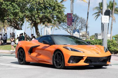 Miami, Florida, ABD - 20 Aralık 2024 Chevrolet Corvette 'in spor arabası. Chevy Corvette 'in açık hava turuncu arabası. Chevrolet Corvette, yan görüş. Chevrolet Corvette C8 Chevy spor araba.