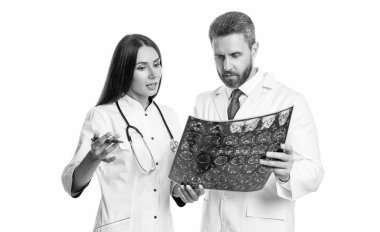 Doktor MR resmini inceler. Nörolog beyin teşhisi koydu. İki tıp uzmanı MRI taramalarını tartışıyor. Stüdyodaki doktor nörolog MRI. Modern bir hastanenin MRI veya tomografi odasında doktor onkolojisi. xray incelemesi.