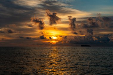 Deniz batımı manzaralı. Yaz tatilinde bulutlu gün batımı gökyüzü ve deniz manzarası. Akdeniz 'in doğuşuyla gökyüzü. Deniz doğasında sakin bir ufuk. Deniz manzaralı romantik yaz tatili. Gün doğumu gökyüzü ufku.
