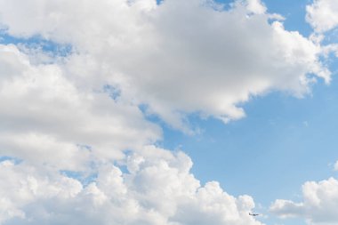 Bulutlu mavi gökyüzü. Açık mavi gökyüzü panoramik arkaplan ve küçük beyaz bulutlar. Parçalı bulutlu. Mavi gökyüzünde beyaz kabarık bulutlar