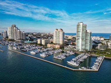 Yaz tatili. Lüks Güney Sahili marinası. Lüks bir yat. Miami güney sahili manzaralı. Yat kulübü. Marina Miami, Florida 'da. Özel rıhtım. Lüks yatı olan Güney Point Miami marinası. Seyahat hedefi.