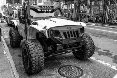 New York City, ABD - 28 Nisan 2024: Jeep Gladyatör kamyonet açık havada, köşe manzaralı.