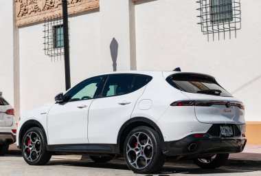 Miami, Florida, ABD - 09 Aralık 2024 Alfa Romeo Tonale Veloce kavşağı. Alfa Romeo Tonale Veloce 'nin lüks arabası. Alfa Romeo 'nun arabası dışarıda park edilmiş. Alfa Romeo, yan görünüm.