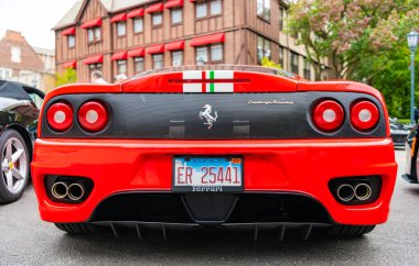 Chicago, Illinois - 29 Eylül 2024: Ferrari 360 kırmızı renk. Ferrari 360 caddeye park etmiş. Arkadan bak. Lüks Ferrari 360 Chicago 'da