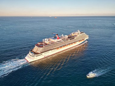 Miami, Florida, ABD - 23 Kasım 2024: Carnival Cruise şirketi. Gemi turu ve deniz seyahati. Gemi Miami sahil limanından ayrılıyor. Karnaval Horizon yolcu gemisi yolculuğu. Yaz tatilinde gezmek.