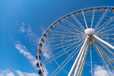 Seattle, Washington, ABD, 25 Temmuz 2024: Dönme dolap. Dönme dolabı olan bir lunapark. Gözlem Dönme dolabı. Gözlem tekerindeki panayır gezisi. Eğlence parkı. Boşluğu kopyala.