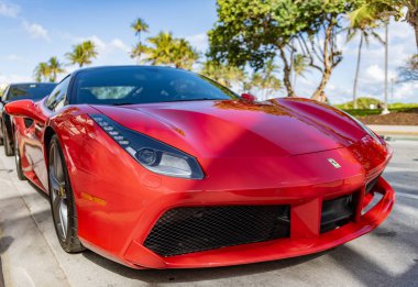 Miami, Florida, ABD - 22 Aralık 2024: 2016 Kırmızı Ferrari 488 GTB Gran Turismo Berlinetta supercar. Lüks araba Ferrari Berlinetta. Araba Ferrari Berlinetta açık havada. Ferrari Berlinetta, köşe görüş..