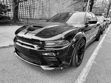 New York City, ABD - Mart 2024 Dodge Charger SRT Hellcat marka otomobil caddeye park edilmiş, açı manzaralı.