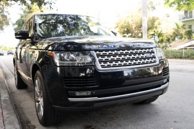 Miami, Florida, ABD - 08 Aralık 2024 Land Rover Range Rover 'ın lüks SUV arabası. Land Rover 'ın arabası dışarıda park edilmiş. Range Rover SUV 2016 siyah renk, köşe görünümü.