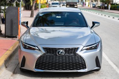 Miami, Florida, ABD - 09 Aralık 2024 Lexus 2022 Sports Scar. Lexus tipi lüks bir spor araba. Lexus 'un arabası dışarıda park halinde. Lexus spor arabası, ön manzara..