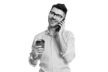 Kahve molası. İş iletişimi. Adam iş konuşuyor. Telefon var. İş adamı iletişim için telefonu kullanıyor. Kahveli bir iş adamı beyazın üstüne izole edilmiş. Etkili müzakere taktikleri.