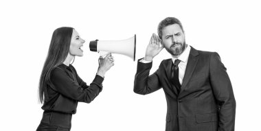 İş ortaklarının terfi konusunda anlaşmazlıkları var. Çatışmaları çözen iş adamları. Rekabet konsepti. İş çatışması. İşkadını, çalışana hoparlörle bağırıyor. Suçu üstleniyorsun..
