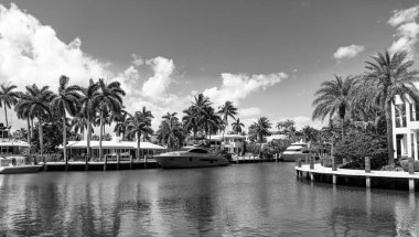 Yat teknesi. Lüks bir yatta yaz tatili. Villa ile birlikte denizde geçirdiğimiz yaz tatilinin tadını çıkarıyorum. Bir sürat teknesiyle yaz tatili. Yaz tatili. Yaz meltemi.