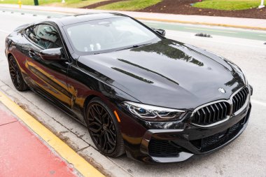 Miami, Florida, ABD - 10 Aralık 2024: siyah 2019 BMW M850 Gran Turismo arabası. BMW M850 Gran Turismo tipi lüks bir araba. BMW M850 'nin arabası dışarıda park edilmiş. BMW M850, köşe görünümü.