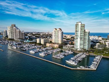 Lüks Güney Sahili marinası. Lüks bir yat. Miami güney sahili manzaralı. Yat kulübü. Marina Miami, Florida 'da. Özel rıhtım. Lüks yatı olan Güney Point Miami marinası. Yaz tatili. Popüler dönüm noktası.