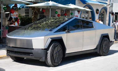 Miami, Florida, ABD - 06 Aralık 2024 Tesla Cybertruck elektrikli kamyonet vagonu. Tesla Cybertruck 'ın elektrikli arabası. Tesla Cybertruck 'ın arabası dışarıda park edilmiş. Tesla Cybertruck, köşe manzaralı..