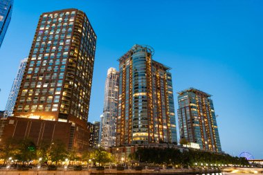 Şehir merkezindeki gökdelen. Şehir merkezi mimarisi. İş bölgesindeki ofis binası. Modern cam bina. Chicago şehri. Gökdelen mimarisi. Camdan iş gökdeleniName.