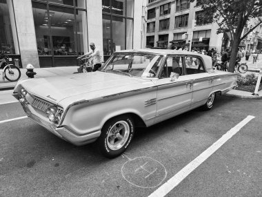 New York City, ABD - 17 Ağustos 2023: Mercury Montclair 1964 model klasik araba caddeye park edilmiş, yan köşe manzaralı.