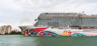 Miami, Florida, ABD - 07 Kasım 2024: Norveç Joy yolcu gemisi yolculuğu. Yaz tatilinde gemi turu. Norveçli gemi şirketi. Gemi turu ve deniz seyahati. NCL Gemisi.