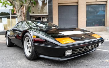 Chicago, Illinois - 29 Eylül 2024: Klasik Ferrari 328 GTS siyah rengi. Klasik Ferrari 328 GTS sokağa park edilmiş. Ön manzara. Retro Ferrari 328 GTS Chicago 'da