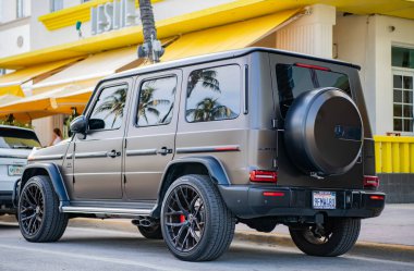 Miami, Florida, ABD - 05 Aralık 2024: 2021 Mercedes Benz G geçiş aracı. Mercedes Benz G tipinde lüks bir araba. Mercedes Benz 'in arabası dışarıda park edilmiş. Mercedes Benz G, köşe görünümü.