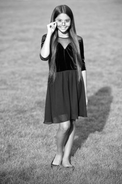 Zarif bir kız için tarz. Kadın zarafeti. Açık havada zarif bir genç kız. Genç kız kameraya bakıyor. İlkbahar tarzı. Tarz sahibi çocuğun uzun saçları var. Gençlerin sonbahar moda tarzı. Üniformalı kız..