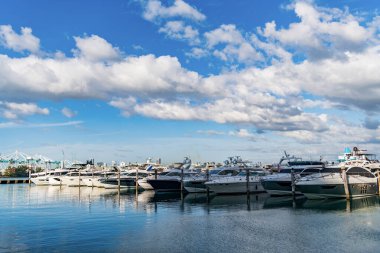 Miami plajına demir atmış bir yat. Marina lüks şehir manzarası. Limanda kiralık bir yat. Yat marinası. Lüks yat kiralama. Miami limanı marinası. Yazın lüks bir yat gezisi. Miami Körfezi.