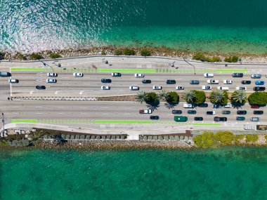 Biscayne Körfezi üzerindeki Causeway Köprüsü 'nün Miami, ABD' deki hava trafiği. Köprü Miami, Florida 'daki Biscayne Körfezi' ndeki Bay Harbor Adaları 'na açılıyor. Asma köprü. Geniş Geçit Köprüsü.